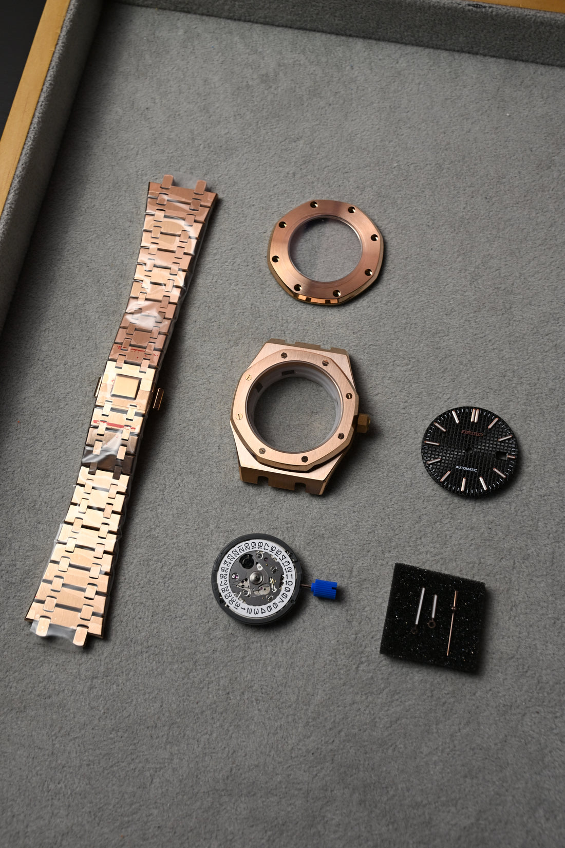 Seiko Royal Oak Rose – piese înainte de asamblare