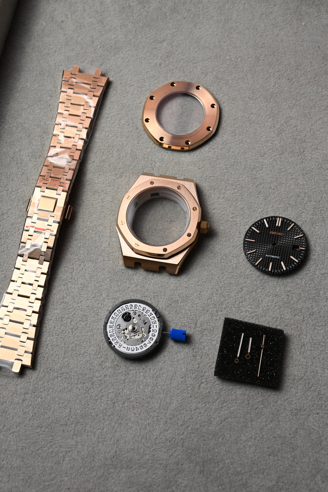 Seiko Royal Oak Rose – piese înainte de asamblare