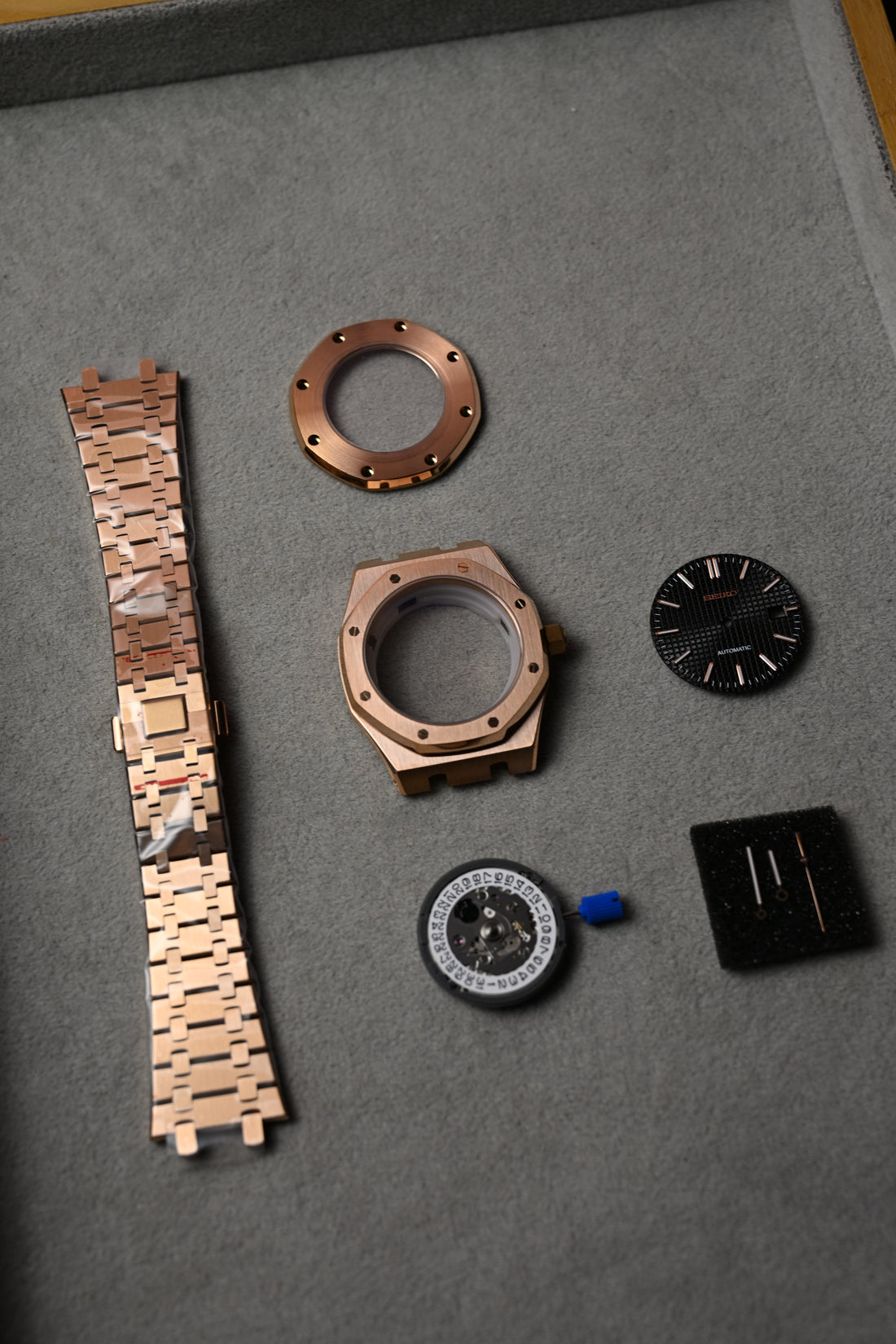 Seiko Royal Oak Rose – piese înainte de asamblare