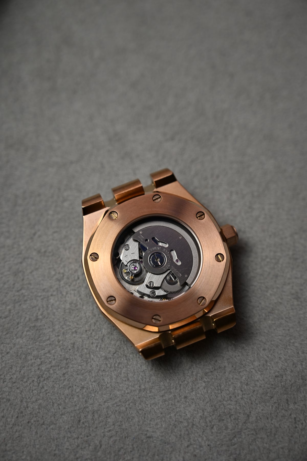 Royal Oak Rose – spatele carcasei cu mecanismul vizibil