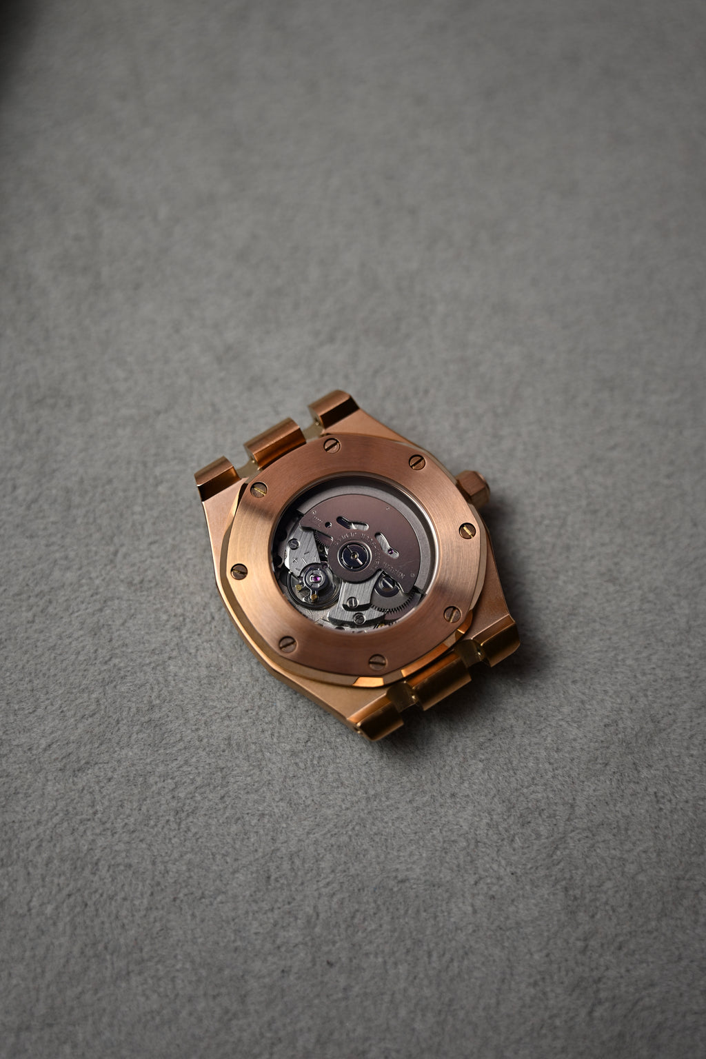Royal Oak Rose – spatele carcasei cu mecanismul vizibil