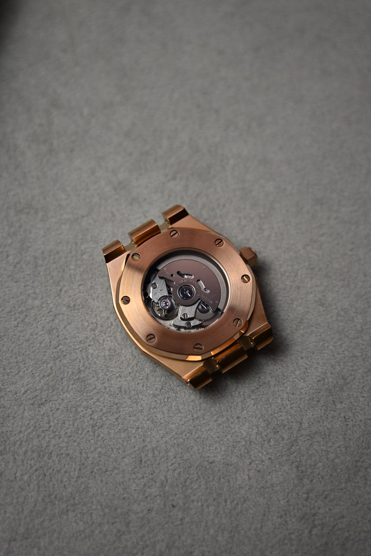 Royal Oak Rose – spatele carcasei cu mecanismul vizibil
