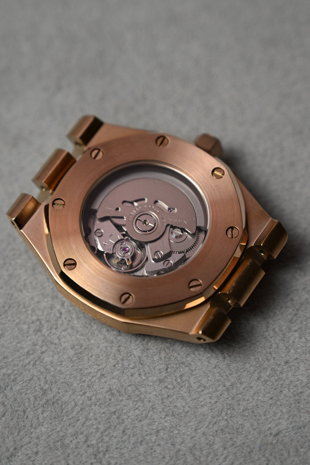 Royal Oak Rose – spatele carcasei cu mecanismul vizibil