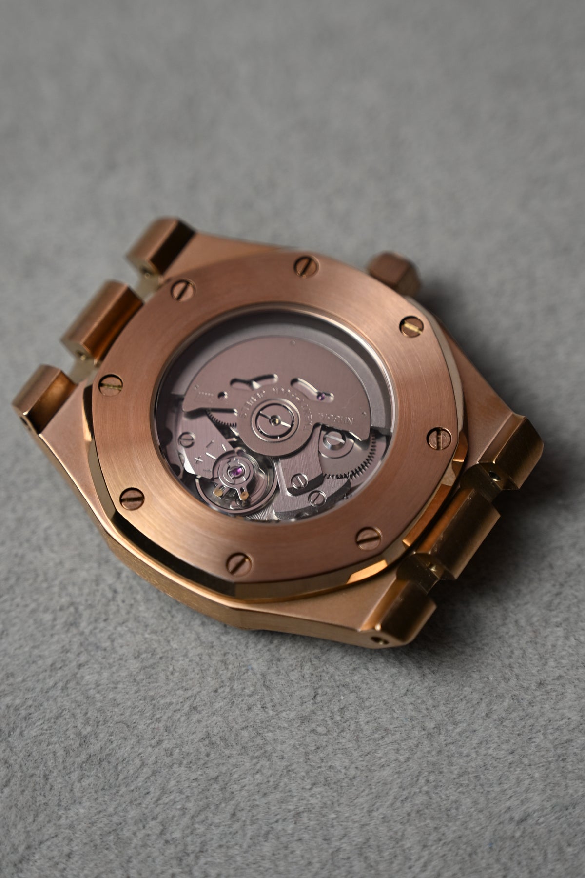 Royal Oak Rose – spatele carcasei cu mecanismul vizibil