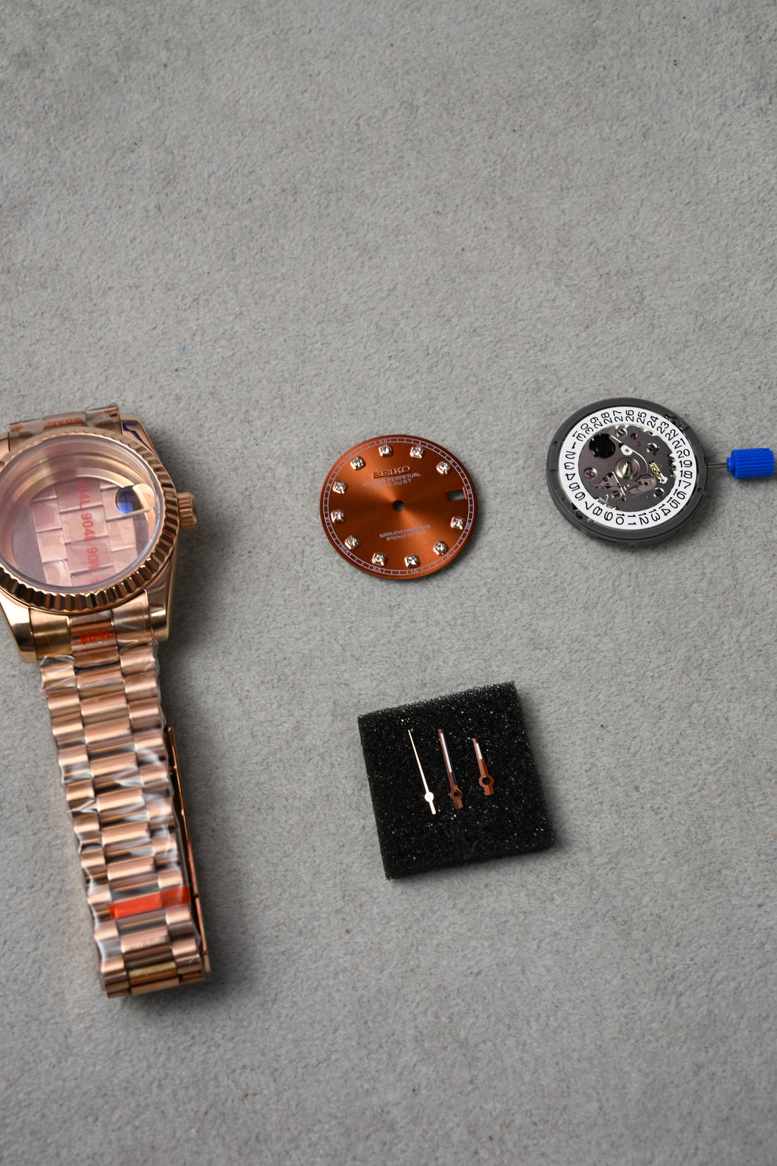 Datejust Full Rose Gold Diamonds – piese înainte de asamblare