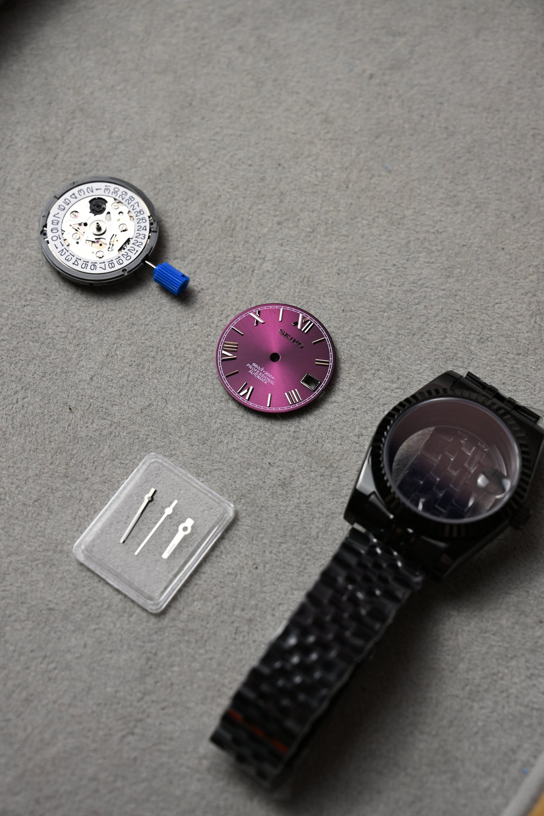 Datejust Black Purple – piese înainte de asamblare