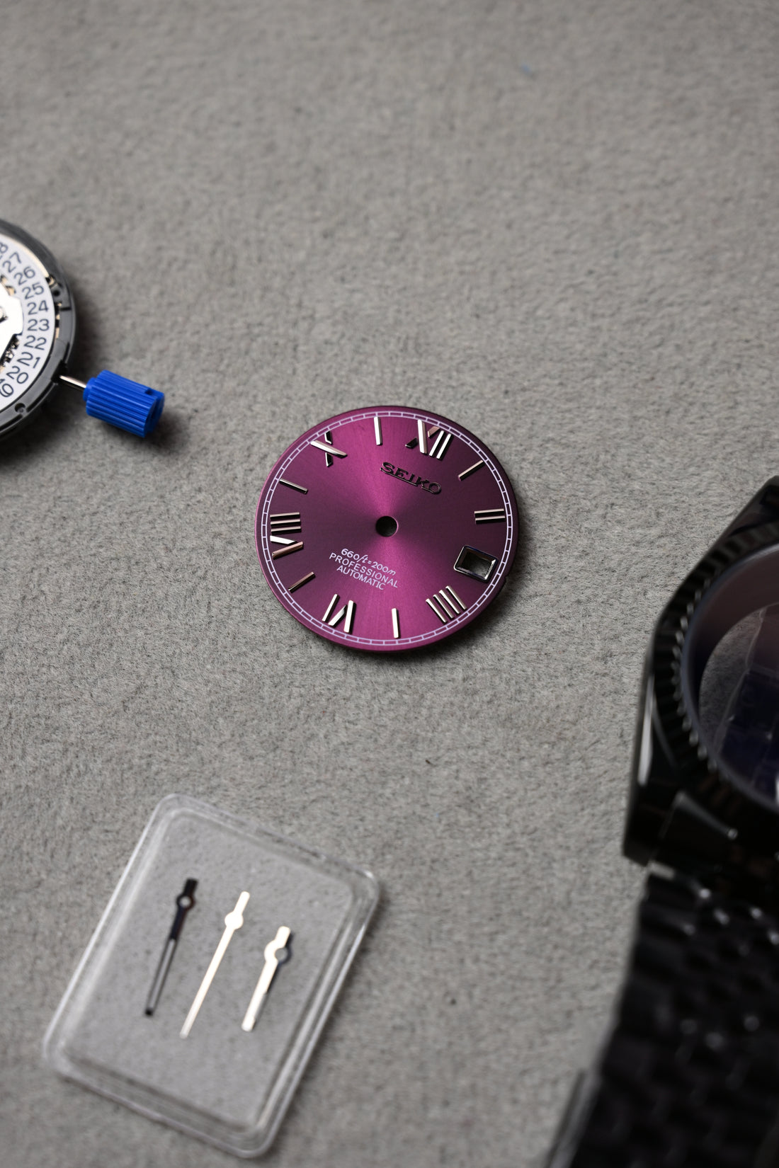 Datejust Black Purple – piese înainte de asamblare