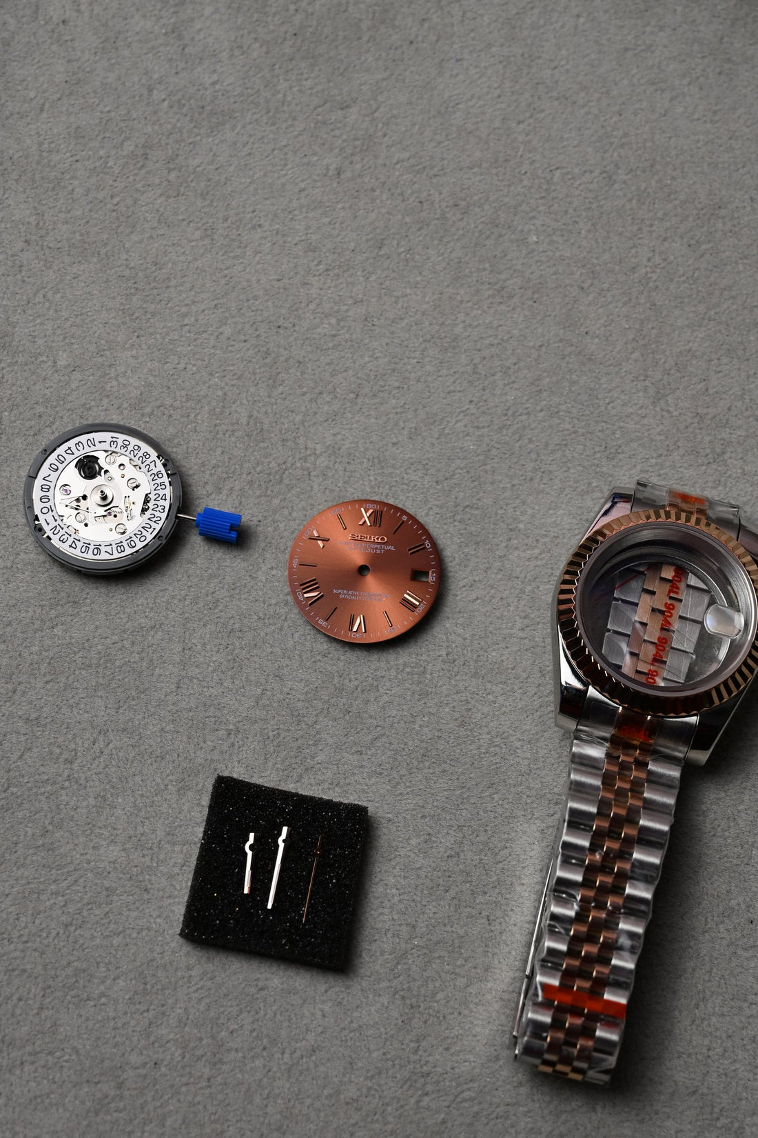 Datejust Two Tone Rose – piese înainte de asamblare