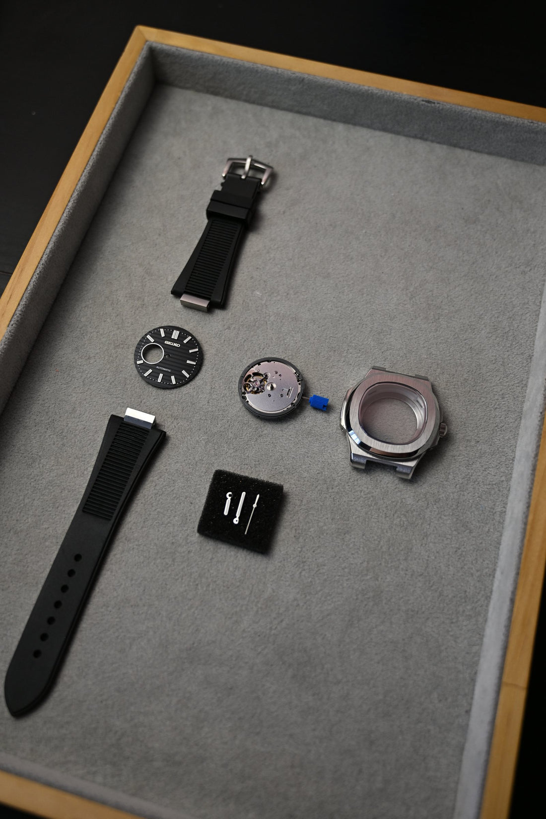 Nautilus Open Heart Black – piese înainte de asamblare